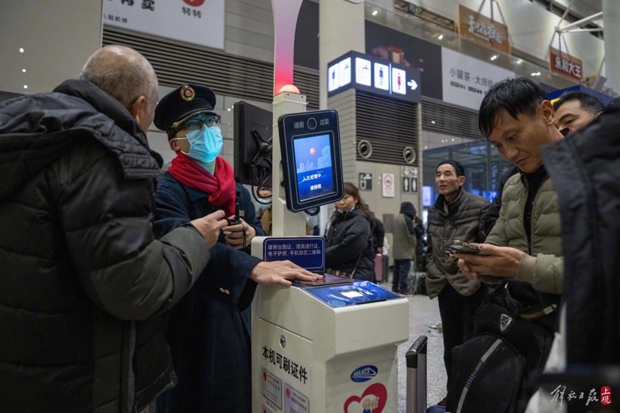 虹桥火车站工作人员引导旅客有序乘车。.jpeg 虹桥火车站工作人员引导旅客有序乘车。.jpeg