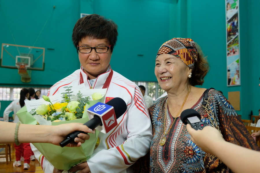 田径运动员张亮敏和妈妈居芳英。记者 刘雪妍 摄.jpeg 田径运动员张亮敏和妈妈居芳英。记者 刘雪妍 摄.jpeg