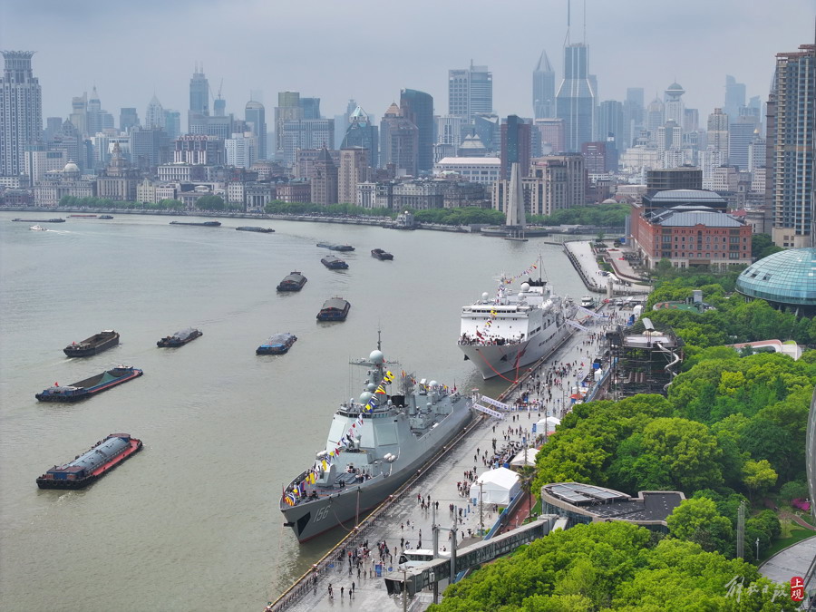 东部战区海军某基地在上海北外滩举办舰艇开放活动.jpeg