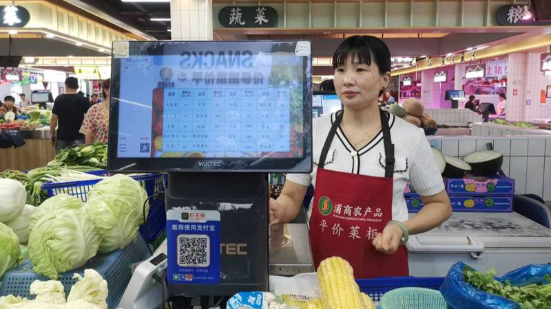 在南泉菜市场,每一家摊位前都摆上了一台AI智能识别秤。.jpeg 在南泉菜市场,每一家摊位前都摆上了一台AI智能识别秤。.jpeg