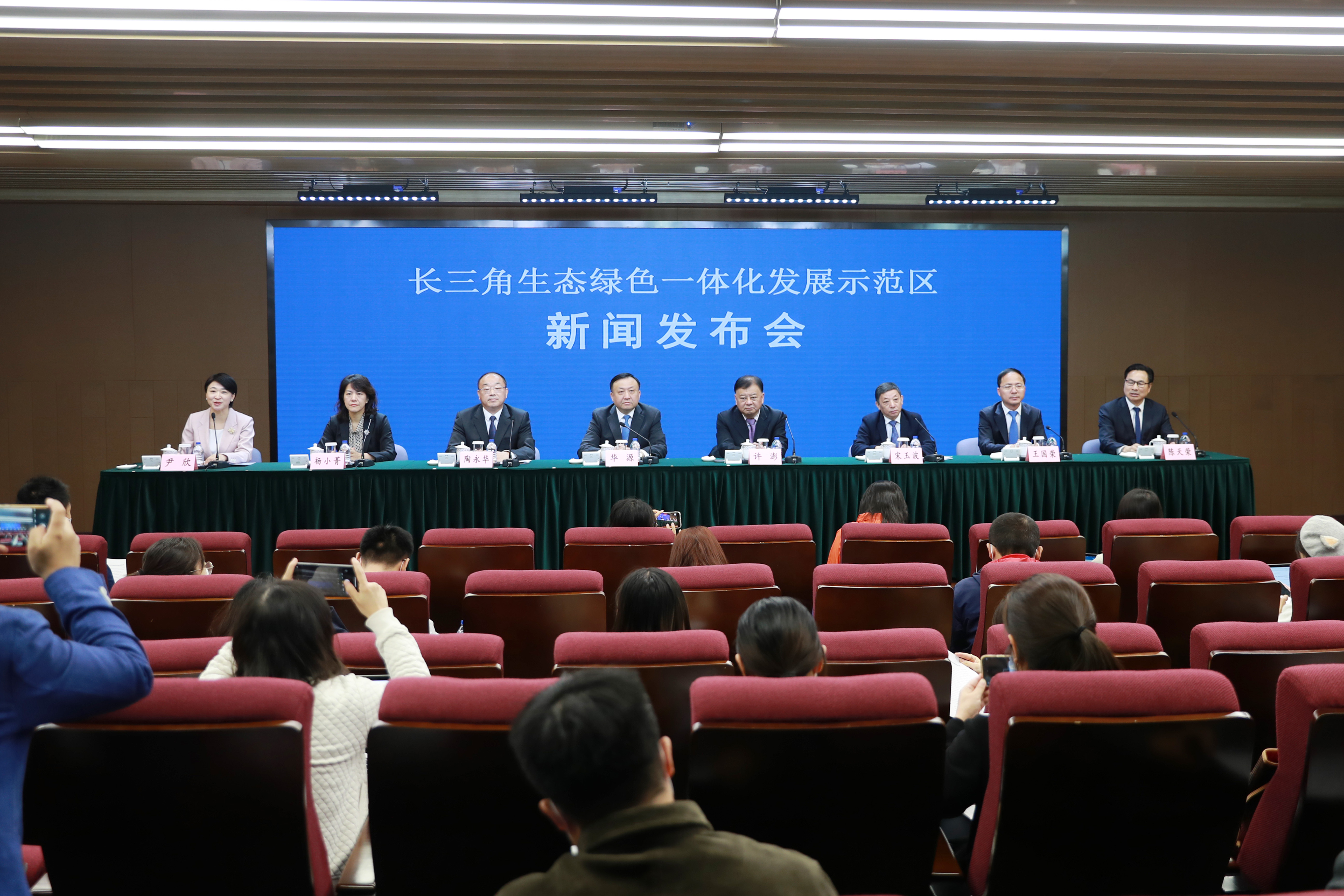 发布会.jpg 发布会.jpg