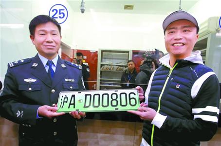 上海发出首批新能源车号牌