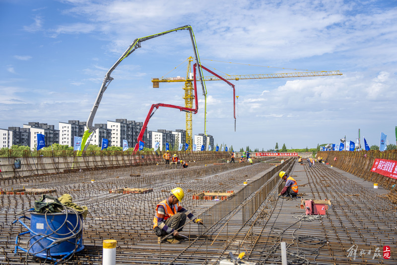 昨天上午,在地铁17号线西延伸施工现场,已完成混凝土结构的西岑站紧锣密鼓地开始钢结构及二次结构施工、.jpeg 昨天上午,在地铁17号线西延伸施工现场,已完成混凝土结构的西岑站紧锣密鼓地开始钢结构及二次结构施工、.jpeg