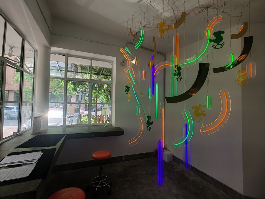 门卫美术馆展出的作品《在云间、对话》（左）和《宝藏》。 周楠 摄.jpeg