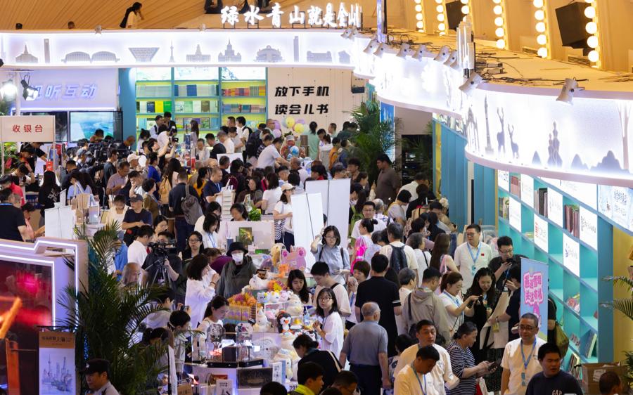 上海书展开幕第一天 细雨中读者从四面八方赶来 寻找文化的入口 感受世界之博大 “这是一个实实在在的老百姓的书展”