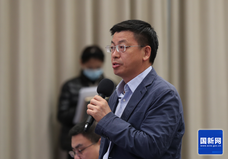 中央广播电视总台央视记者提问（刘健 摄）.png