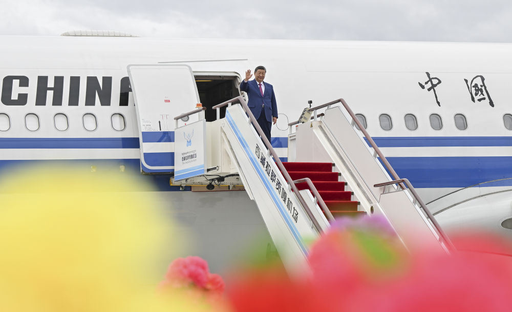 这是习近平走出舱门，向欢迎群众挥手致意。新华社记者 殷博古 摄.jpg