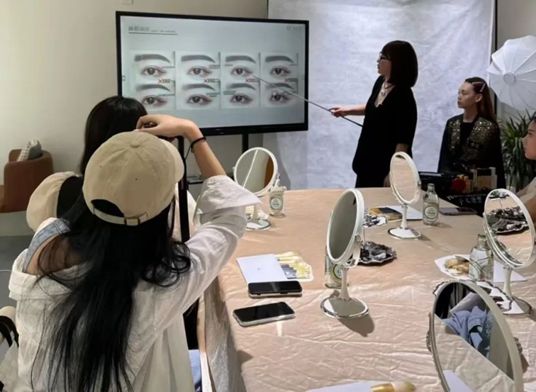 青春青浦:解锁青年新“夜”态 有趣有料有内涵 快来党群阵地抢课吧~ 青春青浦:解锁青年新“夜”态 有趣有料有内涵 快来党群阵地抢课吧~