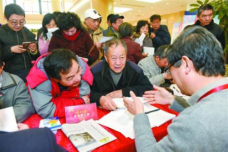 解放日报315为民咨询活动在上报集团大厦举行