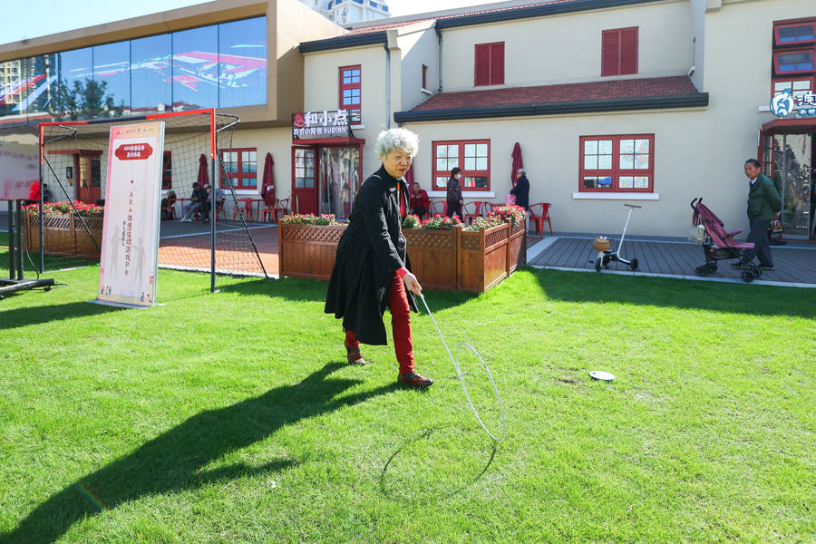 市民在玩滚圈子游戏.jpeg 市民在玩滚圈子游戏.jpeg