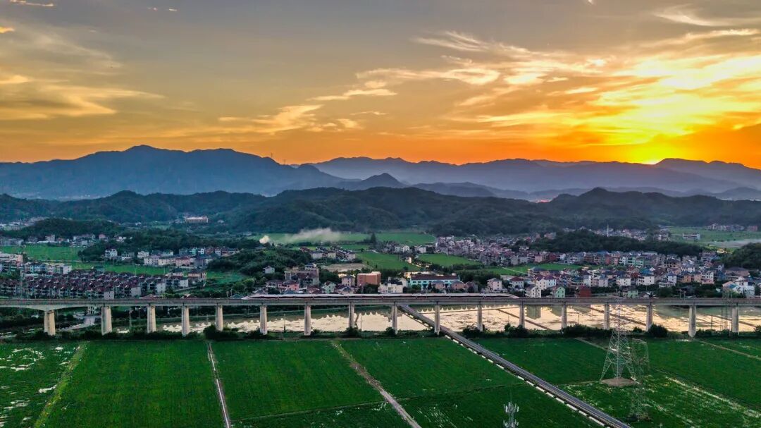 高铁在夕阳下行驶