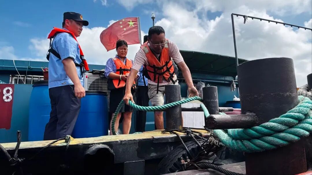上海松江百船台风避险