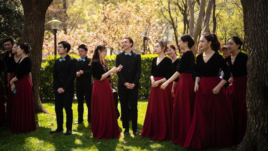 阳光下的草坪上,参加上海之春闭幕展演的合唱团正在候场.jpeg 阳光下的草坪上,参加上海之春闭幕展演的合唱团正在候场.jpeg