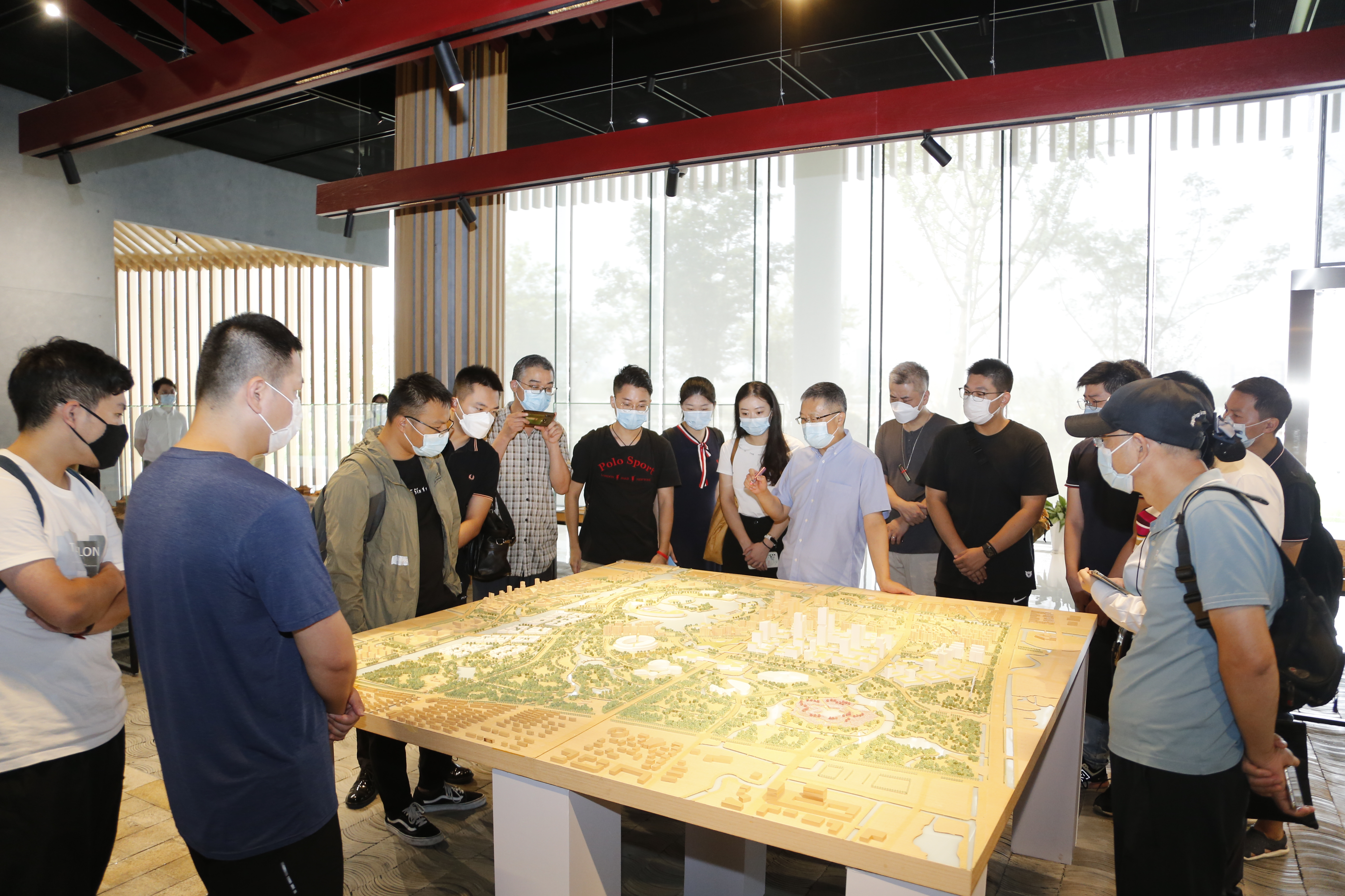 奉贤区副区长连正华在“聚焦奉贤新城·共议规划建设”主题政府开放日活动中，为市民讲解奉贤新城规划