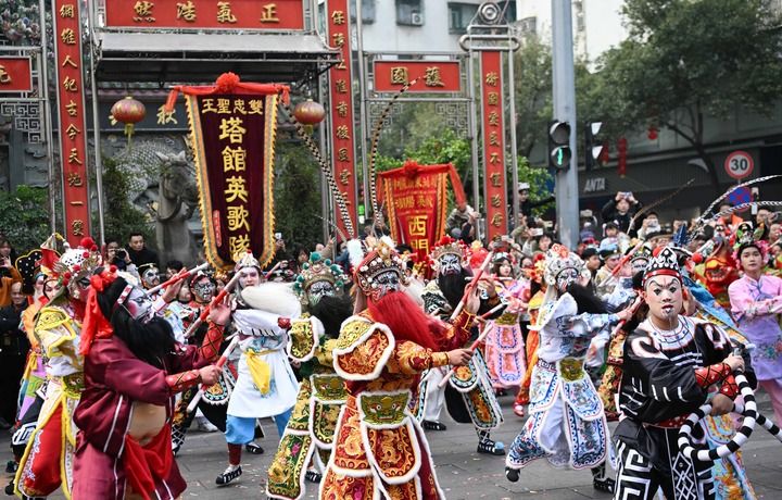 2025年1月23日,在广东汕头市潮阳区,塔馆英歌队队员在街头表演“中华战舞”。新华社记者 邓华 摄.jpeg 2025年1月23日,在广东汕头市潮阳区,塔馆英歌队队员在街头表演“中华战舞”。新华社记者 邓华 摄.jpeg