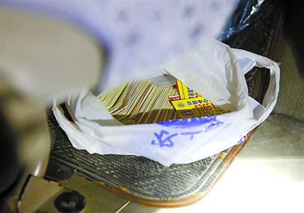 用来招揽生意的小广告，经常在医院附近发放