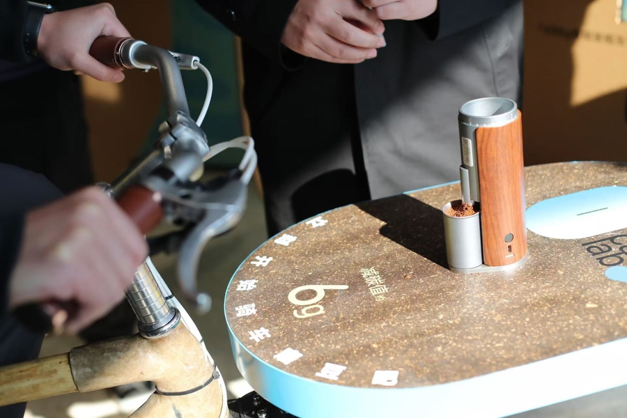 市民体验骑车磨咖啡豆。 均 记者 蒋迪雯 摄  .jpg