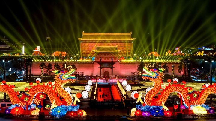 2025年1月22日晚,2025乙巳蛇年“长安灯会”在陕西西安正式启幕。这是西安城墙永宁门前的巨型花灯(无人机照片)。新华社记者 邹竞一 摄.jpeg 2025年1月22日晚,2025乙巳蛇年“长安灯会”在陕西西安正式启幕。这是西安城墙永宁门前的巨型花灯(无人机照片)。新华社记者 邹竞一 摄.jpeg