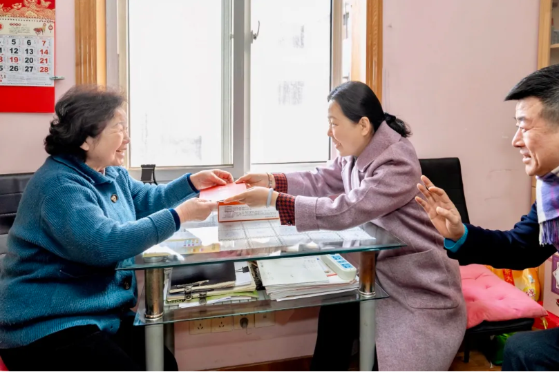 虹口区领导登门看望困难群众和党员代表 .png