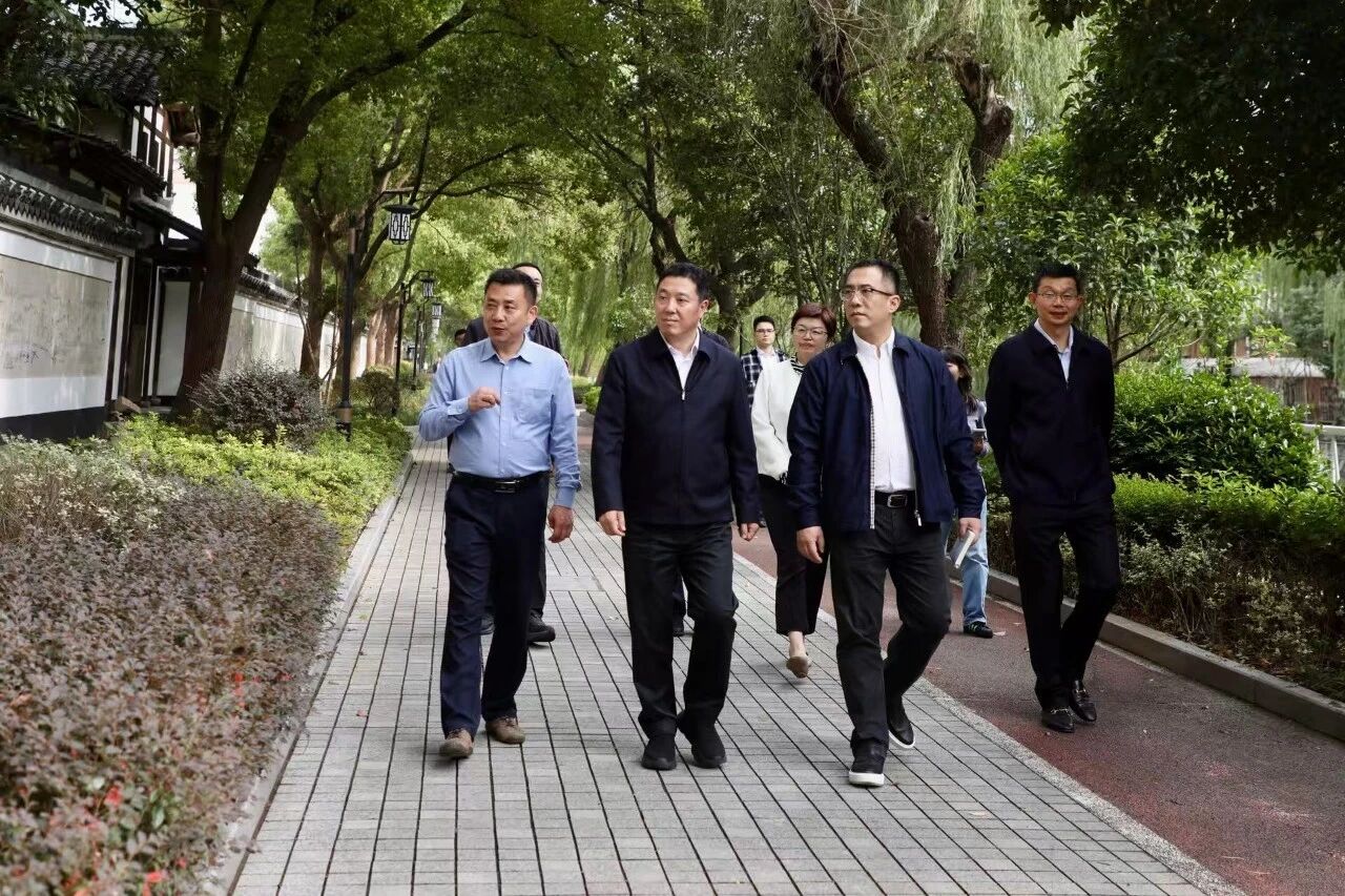 长宁区委书记孔福安在新泾镇调研生态文明建设工作3.jpg