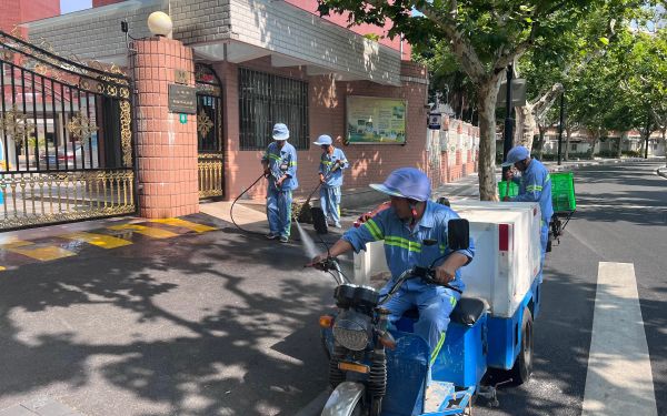 9月2日保洁 人员在上海市朝春中心小学周边保洁.jpg 9月2日保洁 人员在上海市朝春中心小学周边保洁.jpg