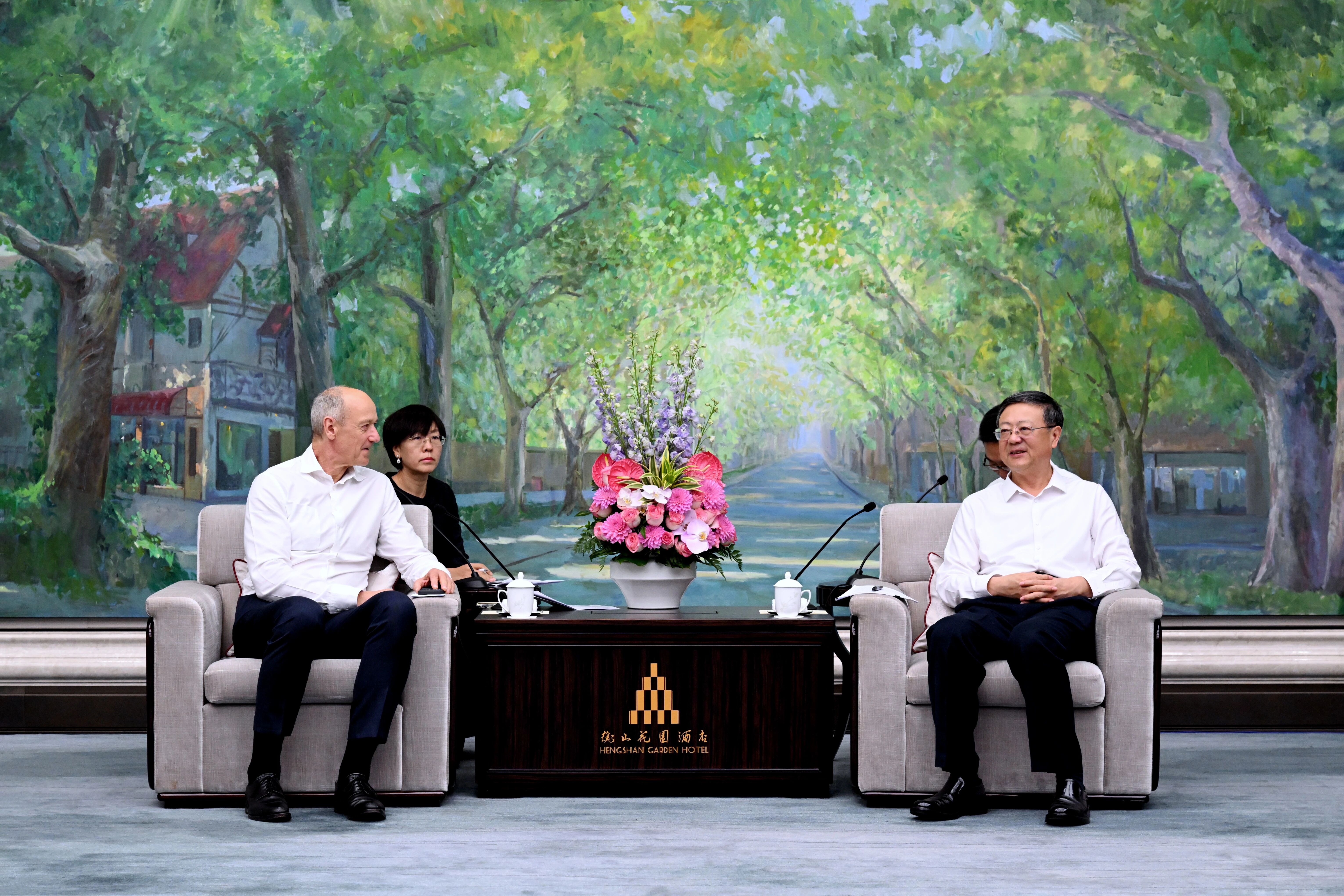 欢迎西门子加强对接，携手合作伙伴深入推进工业数智化转型，加大医疗器械布局，更好实现共赢发展。.jpg