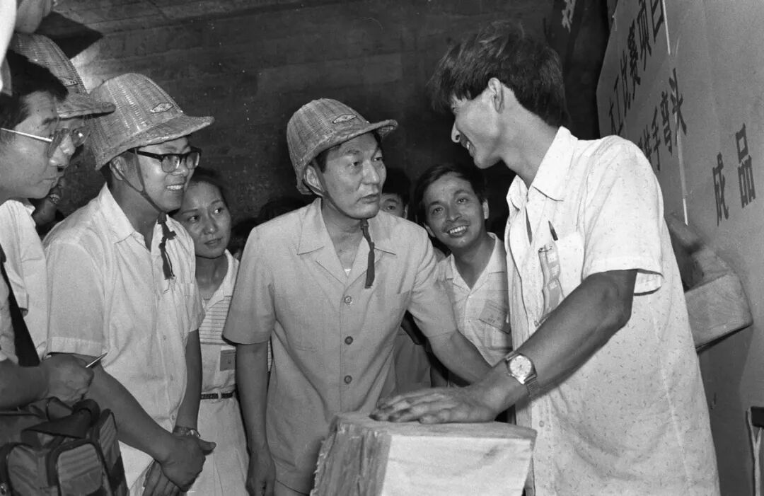 1990年,朱镕基同志看望参加上海青年技术比赛的工人。.jpg