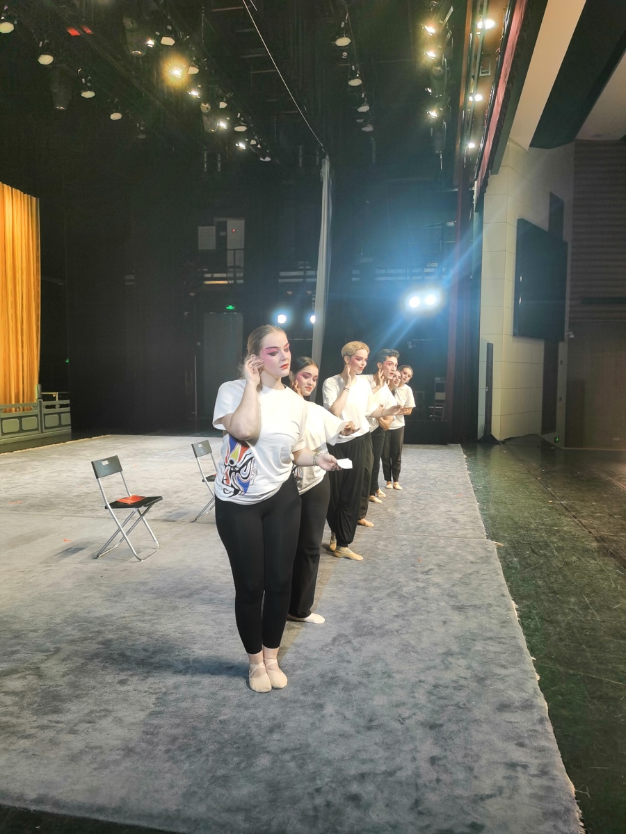 外国学生表演《拾玉镯》。 诸葛漪 摄.jpg 外国学生表演《拾玉镯》。 诸葛漪 摄.jpg