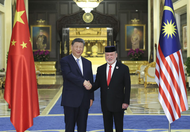 4月16日上午,马来西亚最高元首易卜拉欣在马来西亚国家王宫同中国国家主席习近平举行会见。新华社记者 黄敬文 摄.jpg 4月16日上午,马来西亚最高元首易卜拉欣在马来西亚国家王宫同中国国家主席习近平举行会见。新华社记者 黄敬文 摄.jpg