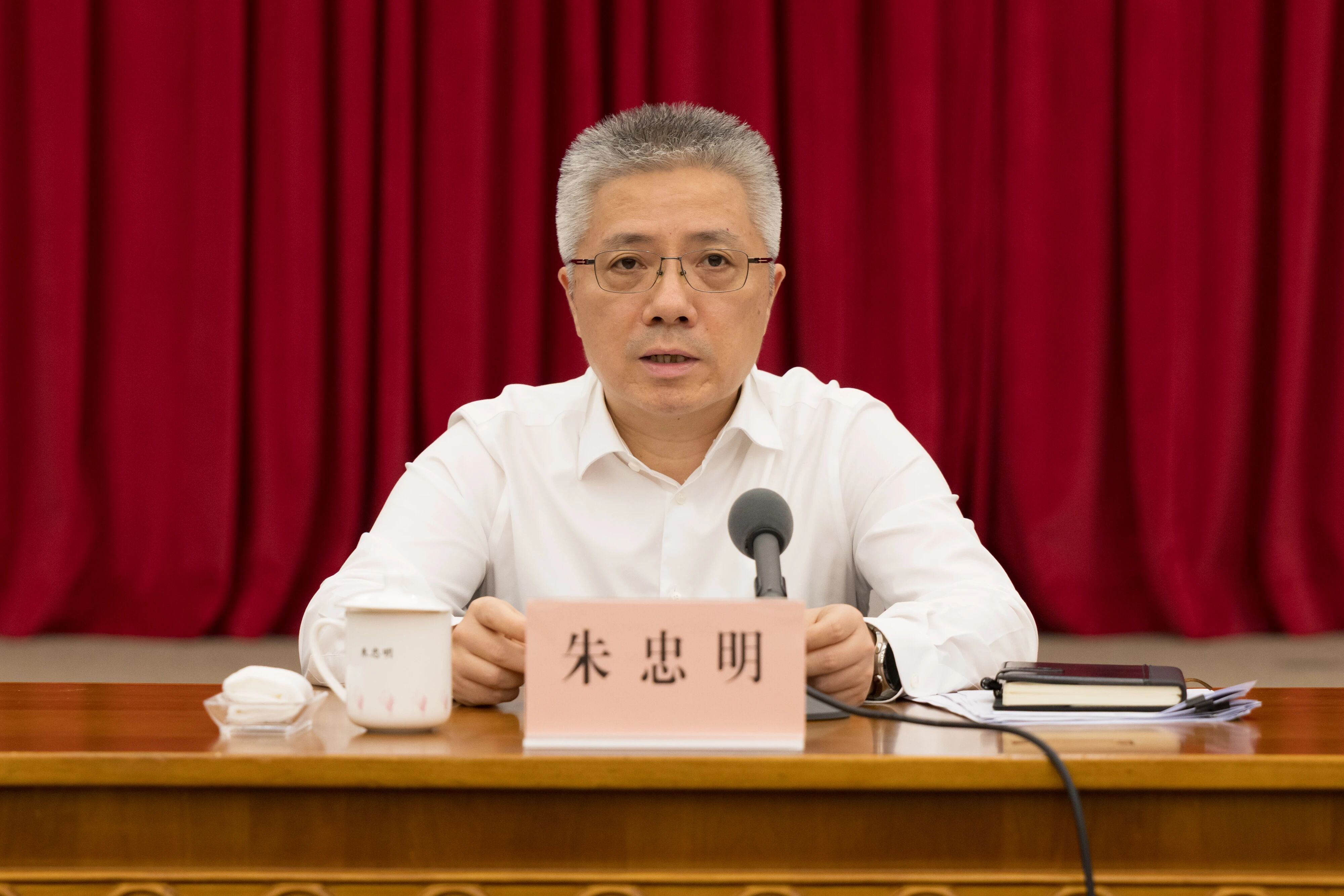 朱忠明指出,要切实提高政治站位,坚决扛起安全生产重大政治责任.jpg