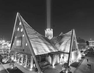 马来西亚馆采用可循环利用的油棕、塑胶等材料建筑而成