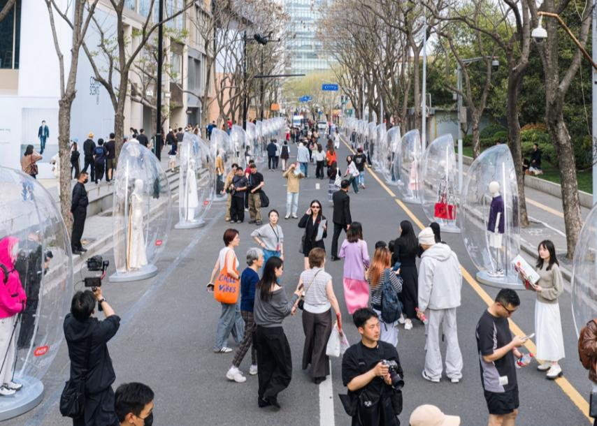 融入街区和历史建筑气质 营造独特体验与社交场域 吸引年轻消费者目光 非标商业：链接城市消费新场景