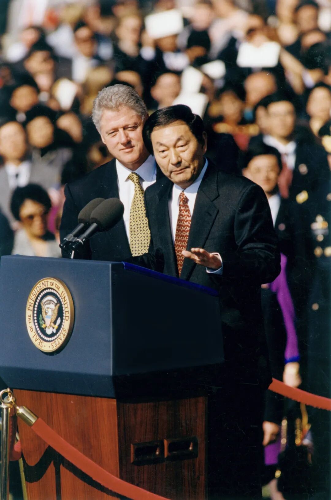 一九九九年四月八日,朱镕基同志访问美国期间出席美国总统克林顿在华盛顿举行的欢迎仪式并发表讲话。.jpg
