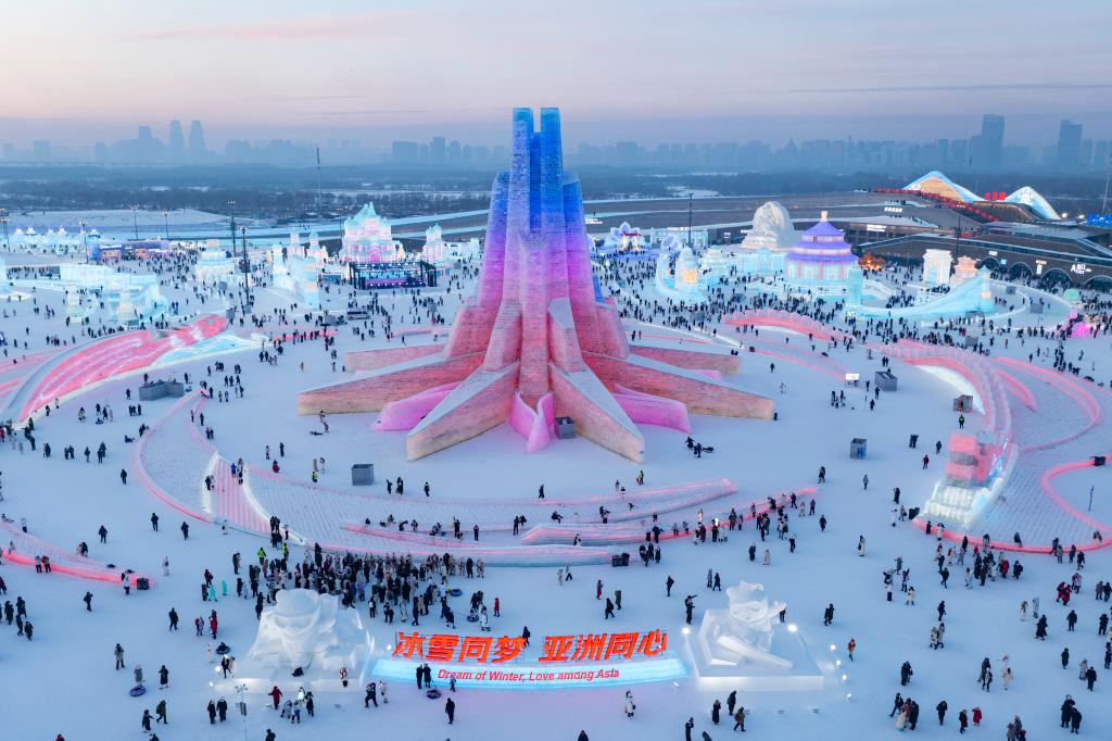 1月5日,在哈尔滨冰雪大世界园区,游客在主塔“亚洲同心”附近游玩(无人机照片)。新华社记者 谢剑飞 摄.jpg 1月5日,在哈尔滨冰雪大世界园区,游客在主塔“亚洲同心”附近游玩(无人机照片)。新华社记者 谢剑飞 摄.jpg