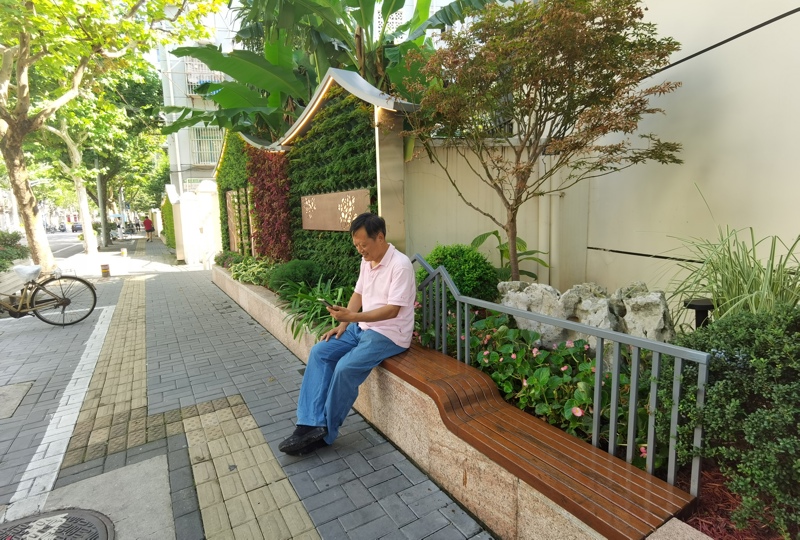 覆盖小区围墙的立体绿化改造还增加了供居民休憩的座椅 .jpeg 覆盖小区围墙的立体绿化改造还增加了供居民休憩的座椅 .jpeg