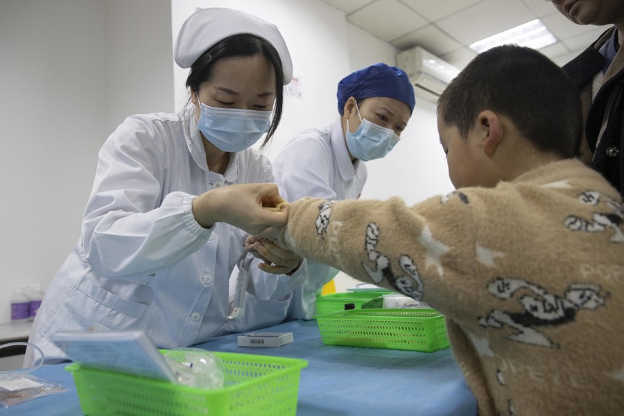 在上海市儿童医院(青浦)门诊部,护士给患儿输液。记者 赖鑫琳 摄.jpeg 在上海市儿童医院(青浦)门诊部,护士给患儿输液。记者 赖鑫琳 摄.jpeg