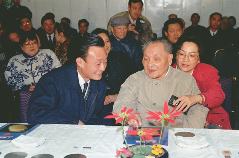 1992年2月10日,邓小平同志在上海贝岭微电子制造有限公司参观时与吴邦国同志交谈。新华社记者 柳中央 摄.jpg 1992年2月10日,邓小平同志在上海贝岭微电子制造有限公司参观时与吴邦国同志交谈。新华社记者 柳中央 摄.jpg