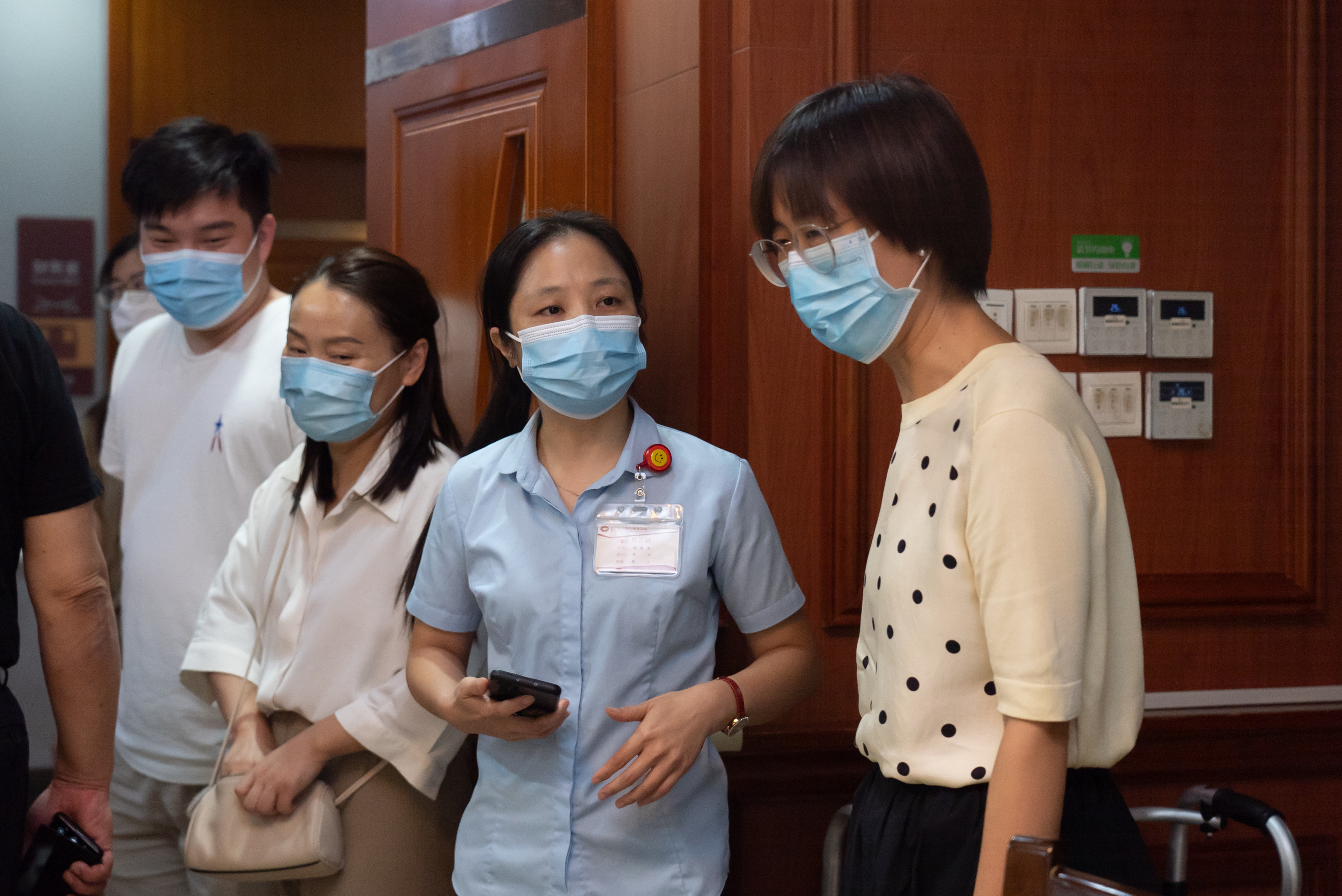 介绍3(右1:区医保局副局长丁文淑).jpg 介绍3(右1:区医保局副局长丁文淑).jpg