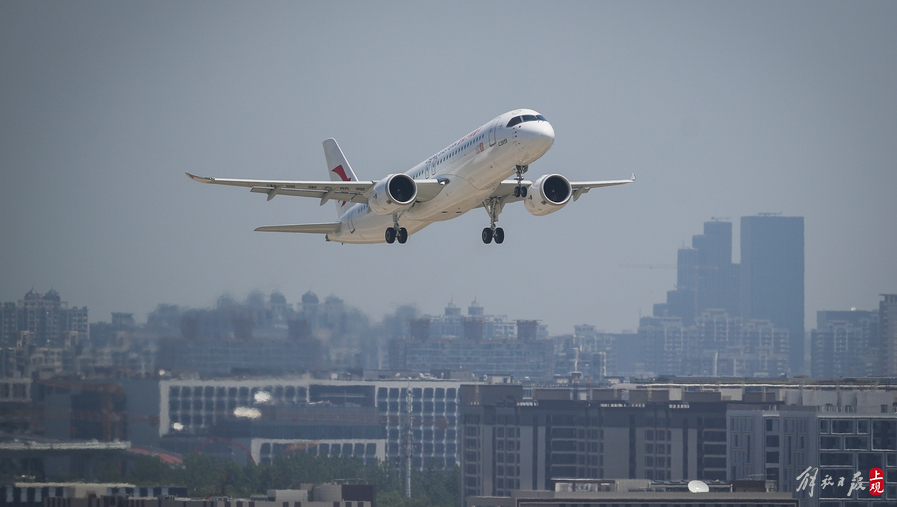 昨天上午10时32分,中国东方航空使用中国商飞全球首架交付的C919大型客机,执行MU9191航班,从上海虹桥机场飞往北京首都机场,开启这一机型全球首次商业载客飞行.jpeg 昨天上午10时32分,中国东方航空使用中国商飞全球首架交付的C919大型客机,执行MU9191航班,从上海虹桥机场飞往北京首都机场,开启这一机型全球首次商业载客飞行.jpeg