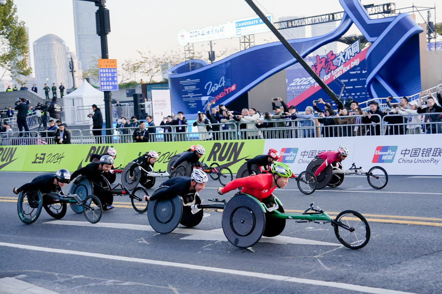 昨天清晨，2024上海马拉松竞速轮椅组选手率先起跑。记者 海沙尔 摄.jpg