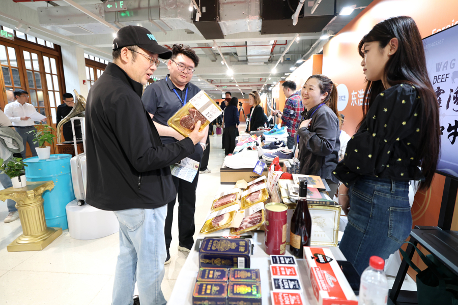 昨天下午，在张园举行的静安外贸优品嘉年华活动上，顾客在选购商品。记者 蒋迪雯 摄.jpg