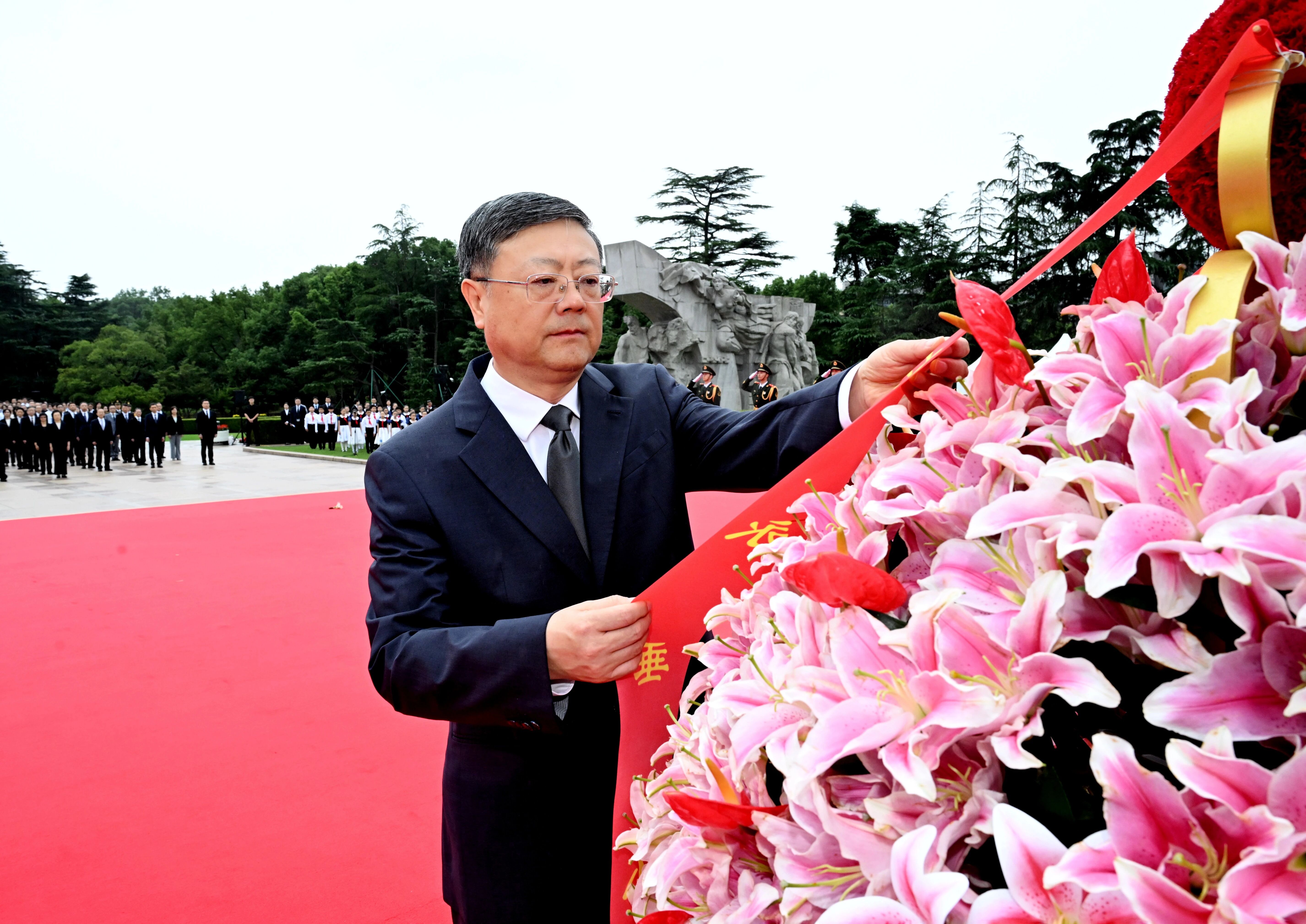 烈士纪念日 陈吉宁朱忠明黄莉新胡文容等与上海各界代表向人民英雄敬献花篮