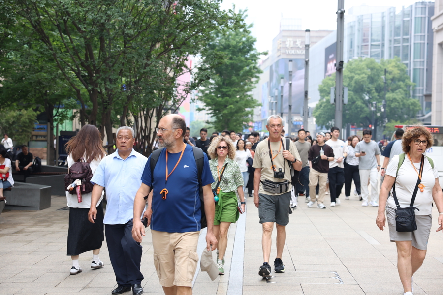 昨天,南京路步行街随处可见海外游客。记者 李茂君 摄.jpg