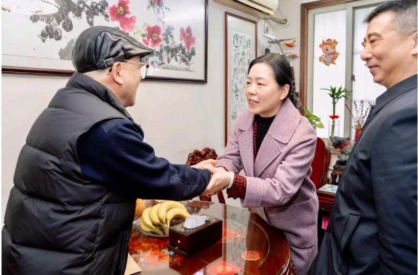 虹口区领导登门看望困难群众和党员代表  .png