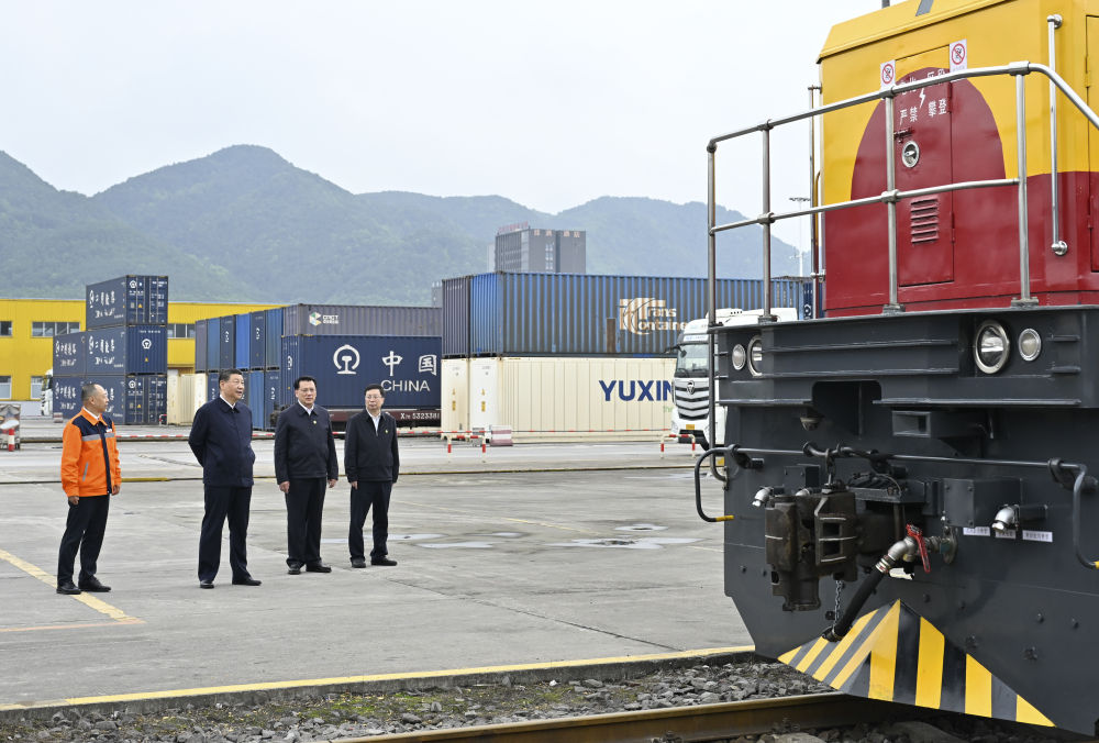 4月22日至24日,中共中央总书记、国家主席、中央军委主席习近平在重庆考察。这是22日下午,习近平在重庆国际物流枢纽园区重庆铁路集装箱中心站考察。新华社记者 岳月伟 摄.jpeg 4月22日至24日,中共中央总书记、国家主席、中央军委主席习近平在重庆考察。这是22日下午,习近平在重庆国际物流枢纽园区重庆铁路集装箱中心站考察。新华社记者 岳月伟 摄.jpeg