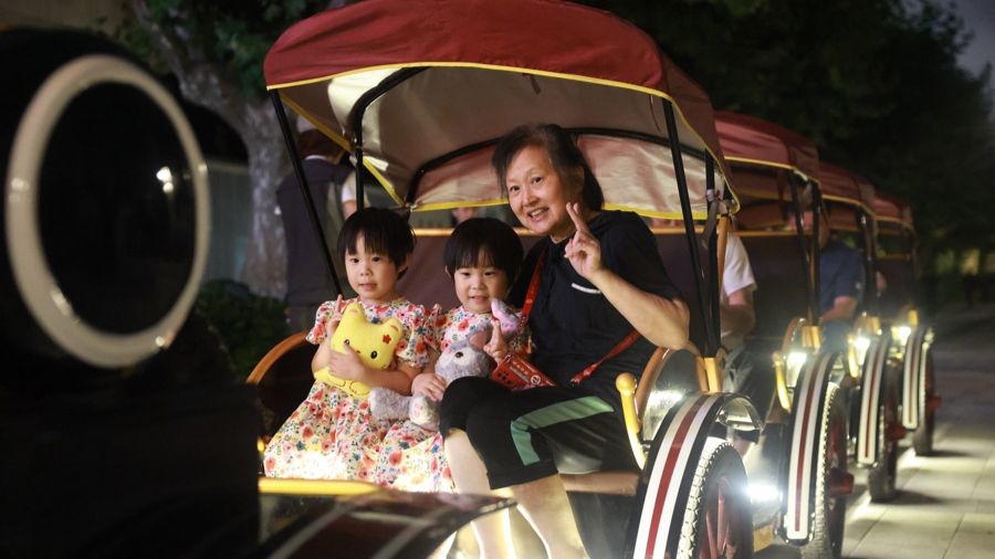 市民游客体验复兴公园内的复古观光小火车.png