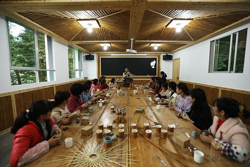 2020年11月5日,在贵州省赤水市大同镇竹编非遗产学研基地,杨昌芹(中)在指导学员学习竹编.jpg 2020年11月5日,在贵州省赤水市大同镇竹编非遗产学研基地,杨昌芹(中)在指导学员学习竹编.jpg