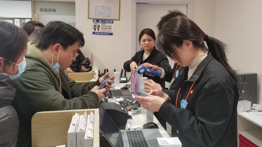 小米之家的柜台前,消费者正在领券结账。记者 吴卫群 摄.jpg 小米之家的柜台前,消费者正在领券结账。记者 吴卫群 摄.jpg