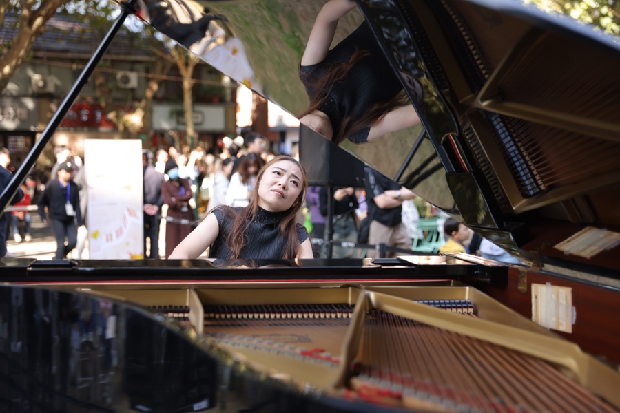 钢琴家贾然在愚园路演奏.jpeg