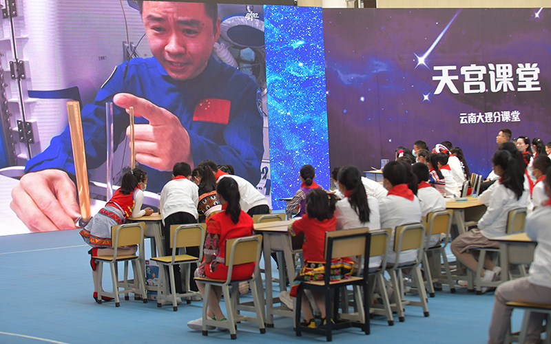 学生在云南省大理新世纪中学收看“天宫课堂”第三课(2022年10月12日摄)。.jpg 学生在云南省大理新世纪中学收看“天宫课堂”第三课(2022年10月12日摄)。.jpg